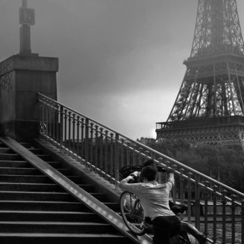 Photographie intitulée "Eiffel, everyday" par Sol Marrades, Œuvre d'art originale, Photographie argentique