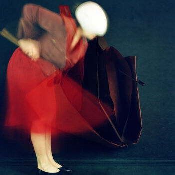 Photographie intitulée "Red skirt" par Tania Serket, Œuvre d'art originale, Photographie argentique