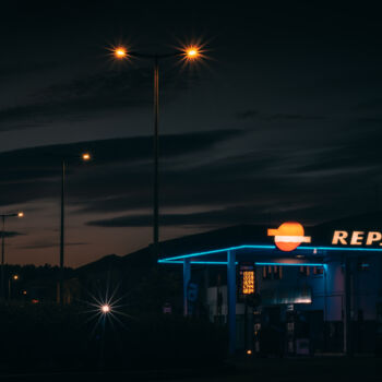 Fotografie mit dem Titel "Gas Station" von Tiago Esteves, Original-Kunstwerk, Nicht bearbeitete Fotografie