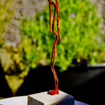 Sculpture intitulée "Femme rouge / La do…" par Ulrich Ernst Nievergelt, Œuvre d'art originale, Béton