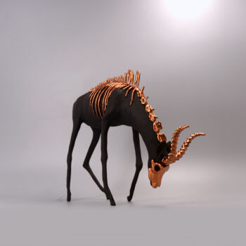 Скульптура под названием "Antilope Osseus spi…" - Virginie Gribouilli, Подлинное произведение искусства, Полимерная глина