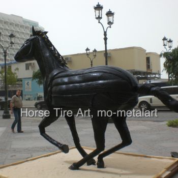 Scultura intitolato "horse-tire-art-mo-m…" da Mirko Siakkou-Flodin, Opera d'arte originale, Media misti