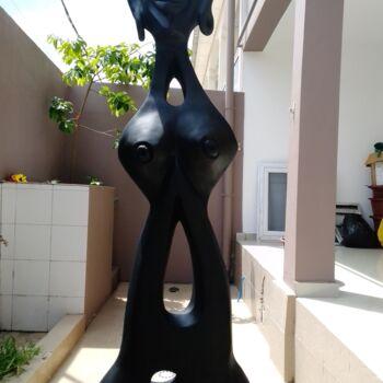 Skulptur mit dem Titel "L'HOMME Noir" von Yao Nda Olivier Meh, Original-Kunstwerk, Gips