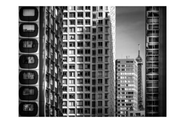 「HIDDEN EIFFEL TOWER」というタイトルの写真撮影 23h35 Photographieによって, オリジナルのアートワーク, デジタル