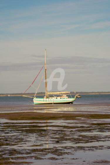 Photography titled "bateau à marée basse" by A.T Photographie, Original Artwork, Digital Photography