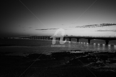 Fotografía titulada "pont de l'île de ré" por A.T Photographie, Obra de arte original, Fotografía digital