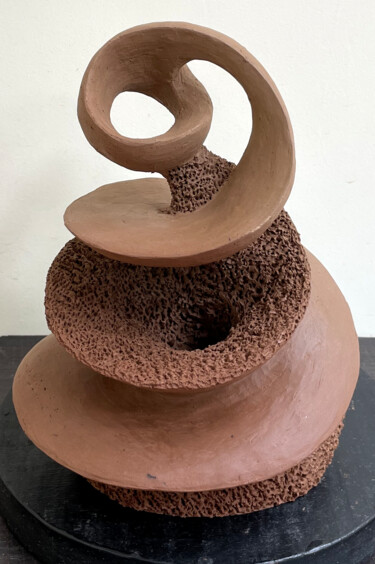 Escultura titulada "Wave of Rhythm" por Aarti Gupta Bhadauria, Obra de arte original, Terracota