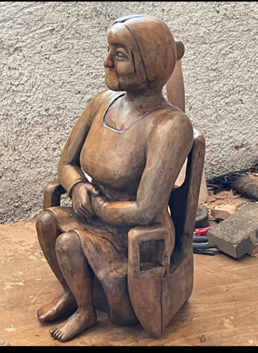 Sculpture intitulée "signora sulla poltr…" par Agostino Girardi, Œuvre d'art originale, Bois