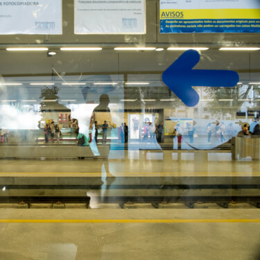 Fotografie getiteld "Dans la gare" door Alain Machelidon, Origineel Kunstwerk, Niet gemanipuleerde fotografie