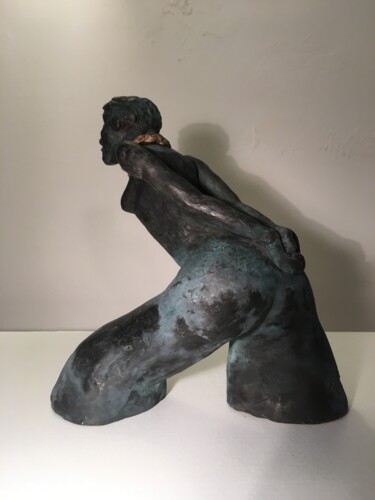 Sculptuur getiteld "Femme qui marche" door Alain Riguet, Origineel Kunstwerk, Terra cotta