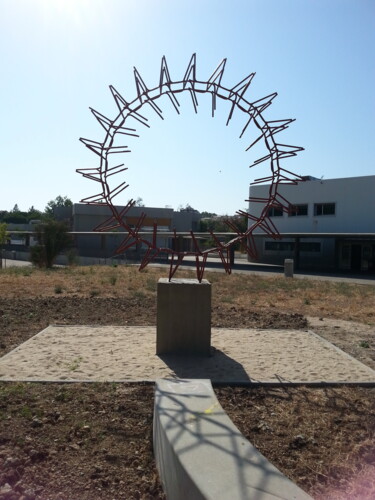 Escultura intitulada "O MUNDO MORA AQUI !" por Alberto Simões De Almeida, Obras de arte originais, Metais