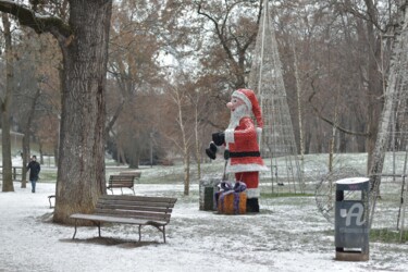Фотография под названием "Santa Claus in park…" - Alen Gurovic, Подлинное произведение искусства, Не манипулируемая фотограф…