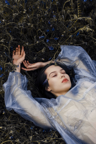 Фотография под названием "Anna in the grass" - Alex Grear, Подлинное произведение искусства, Цифровая фотография