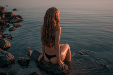 Фотография под названием "Girl in the sea on…" - Alex Grear, Подлинное произведение искусства, Цифровая фотография