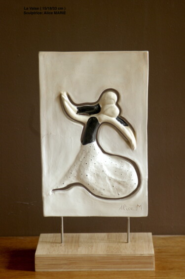Escultura titulada "La valse" por Alice Marie, Obra de arte original, Terracota