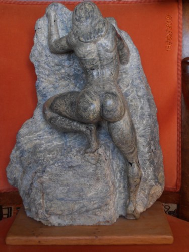 Escultura titulada "nu varappeuse Shaana" por André Désilles, Obra de arte original, Piedra