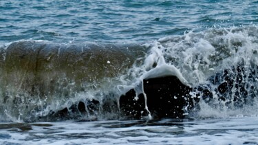 Photography titled "Swallowing wave" by Andrea Gruber, Original Artwork, Digital Photography