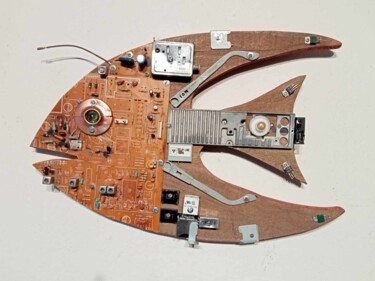 Sculptuur getiteld "Fish TV Cyberpunk" door Andrey Mantula, Origineel Kunstwerk, Hout