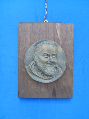 Skulptur mit dem Titel "San Pio in terracot…" von Angelo Telesca, Original-Kunstwerk, Polymer Ton Auf Holzplatte montiert