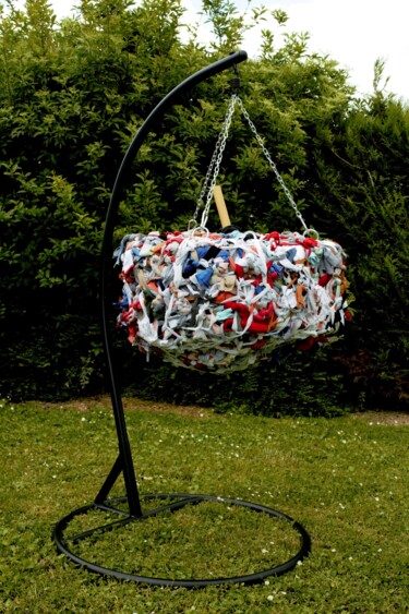 "Pomme suspendue" başlıklı Heykel Anka Girls tarafından, Orijinal sanat, Kumaş