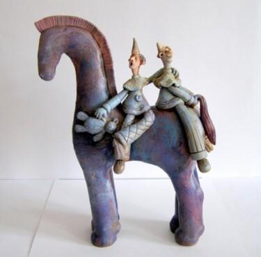Scultura intitolato "Riding by the horse" da Annaart, Opera d'arte originale, Ceramica