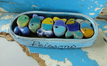 Scultura intitolato "boite de 12 poisson…" da Anne Cabon, Opera d'arte originale, Ceramica