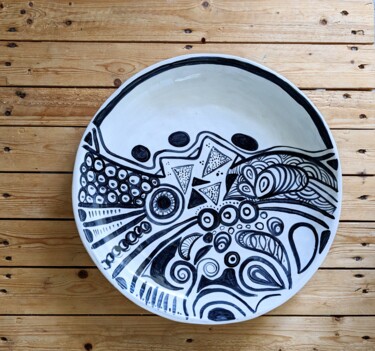 Scultura intitolato "grand plat en faïen…" da Anne Cabon, Opera d'arte originale, Ceramica