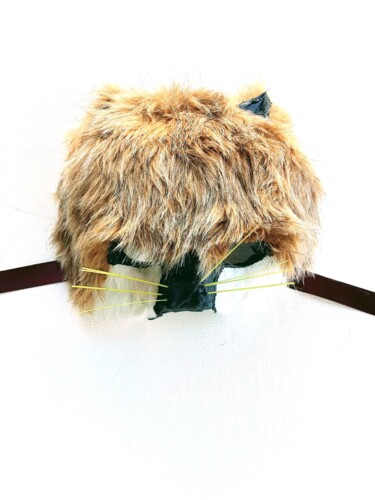 Textile Art με τίτλο "Furry Cat Mask by A…" από Anthony Saldivar, Αυθεντικά έργα τέχνης, Υφαντικές ίνες