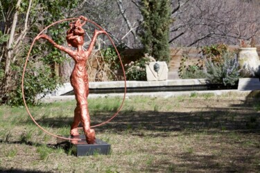 Sculptuur getiteld "Walking Peace" door Antoinette Rozan, Origineel Kunstwerk, Hars