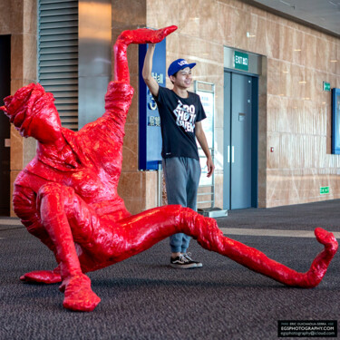 Escultura titulada "FREE XXL (red)" por Antoinette Rozan, Obra de arte original, Resina