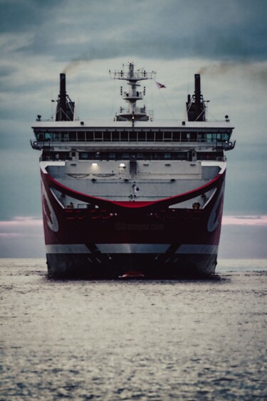 Photographie intitulée "The other boat" par Antonin Borie, Œuvre d'art originale, Photographie numérique