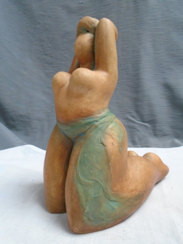 Scultura intitolato "Femme à genoux drap…" da Marie Ruiz, Opera d'arte originale, Terracotta