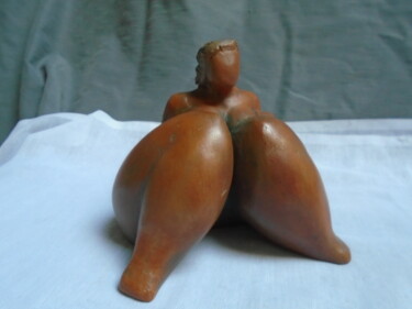 Sculpture titled "Femme assise jambes…" by Marie Ruiz, Original Artwork, Terra cotta