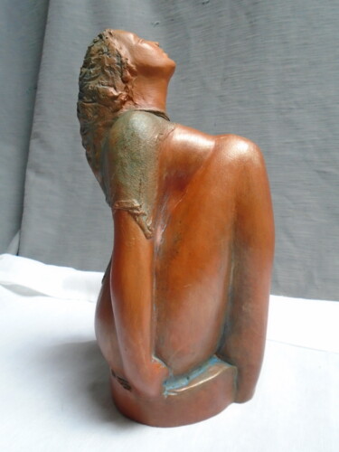 Skulptur mit dem Titel "Femme assise drapée…" von Marie Ruiz, Original-Kunstwerk, Keramik