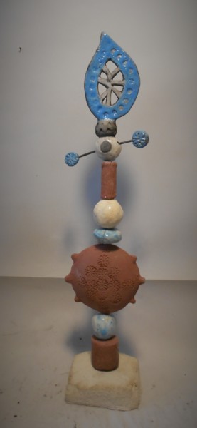 Skulptur mit dem Titel "Totem blanc et bleu" von Armelle Colombier, Original-Kunstwerk, Keramik