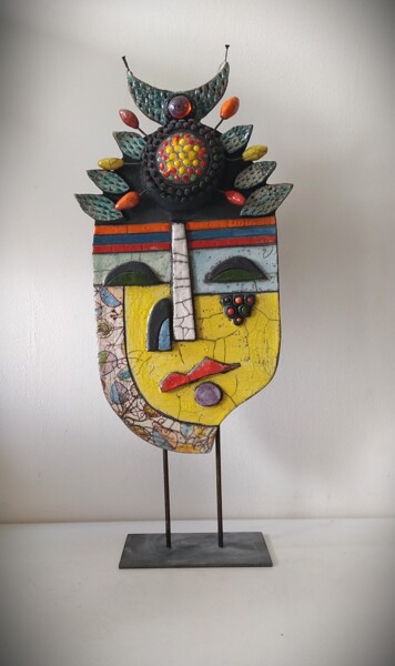 Skulptur mit dem Titel "Masque coiffe feuil…" von Armelle Colombier, Original-Kunstwerk, Keramik