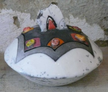 Design titled "boite chapeau trian…" by Armelle Colombier, Original Artwork, Ceramics