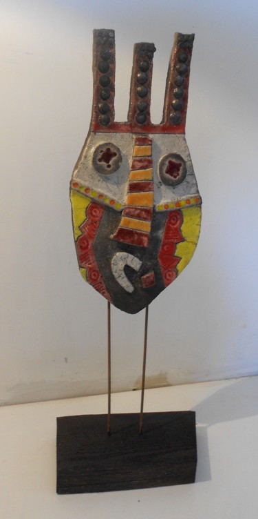 Sculpture titled "masque-sur-pied rou…" by Armelle Colombier, Original Artwork, Ceramics