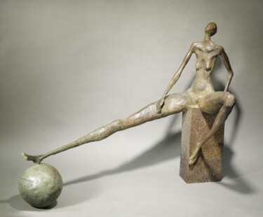 Sculpture intitulée "Девушка с шаром" par Artgallery, Œuvre d'art originale, Bronze