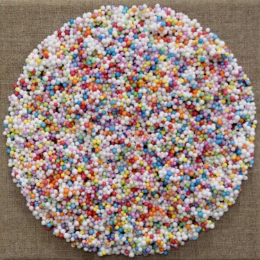 Escultura intitulada "Colorful Minis #32" por Astrid Stoeppel, Obras de arte originais, Plástico Montado em Armação em madei…