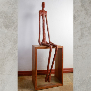 Sculpture titled "Homem sentado" by Mônica Villela, Original Artwork, Paper maché