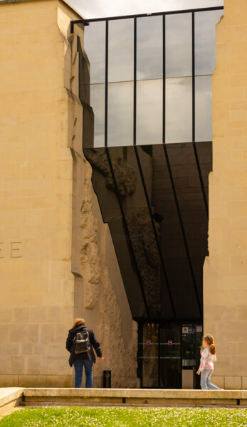 Fotografia intitolato "Entrée du Mémorial…" da Aurélien Comte, Opera d'arte originale, Fotografia digitale