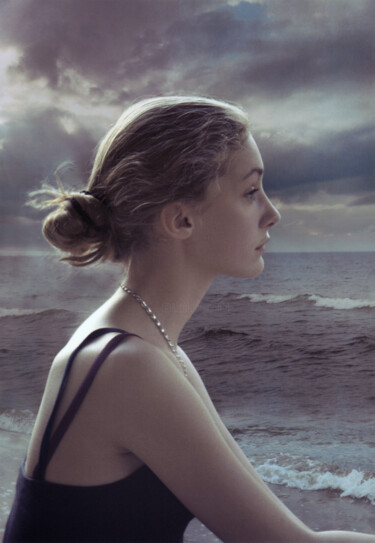 Photographie intitulée "La fille et la mer" par Azat Pogosian, Œuvre d'art originale, Photographie numérique