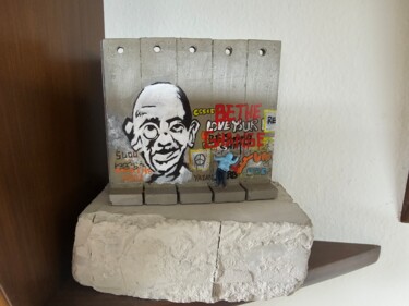 Skulptur mit dem Titel "Mahatma Gandhi Wall…" von Banksy, Original-Kunstwerk, Zement