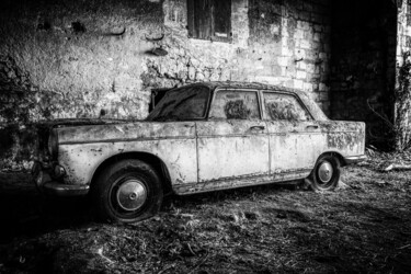 Fotografia intitolato "Old car" da Olivier Barau, Opera d'arte originale, Fotografia digitale