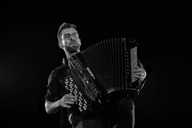 Fotografie mit dem Titel "L'accordeoniste" von Olivier Barau, Original-Kunstwerk, Digitale Fotografie