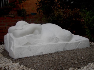 Escultura titulada "Large reclining fig…" por Berendina De Ruiter, Obra de arte original, Piedra