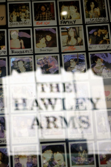 Photographie intitulée "the hawley arms.(co…" par Bernard Vergier, Œuvre d'art originale