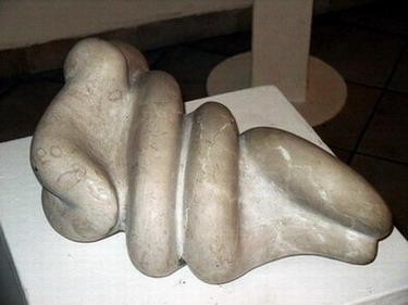 Scultura intitolato "Lying Venus" da Bertalan, Opera d'arte originale, Pietra