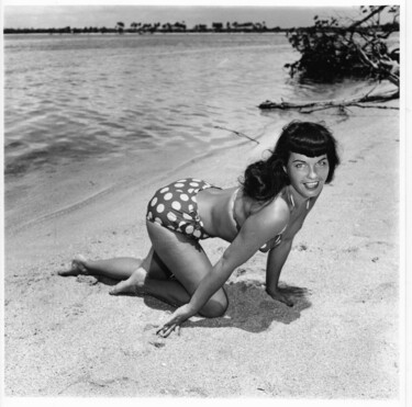 「Floride – 1955 #41」というタイトルの写真撮影 Betty Page - Bunny Yeagerによって, オリジナルのアートワーク, 操作されていない写真